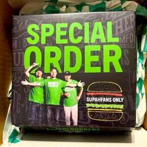 Wahlburgers shirt o/s and pin